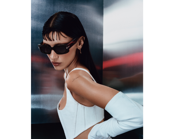 woman wearing marc jacobs sunglasses