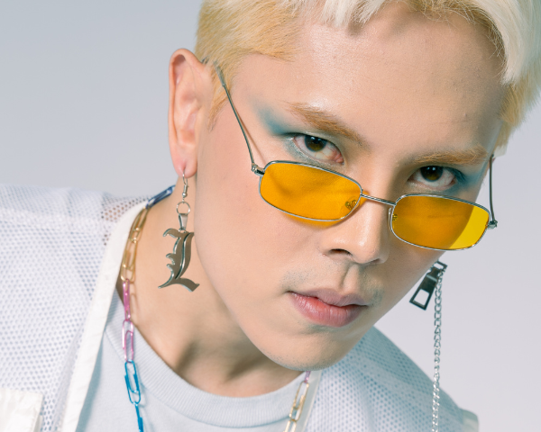 korean wearing tinted lenses