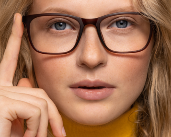 woman with plano lenses