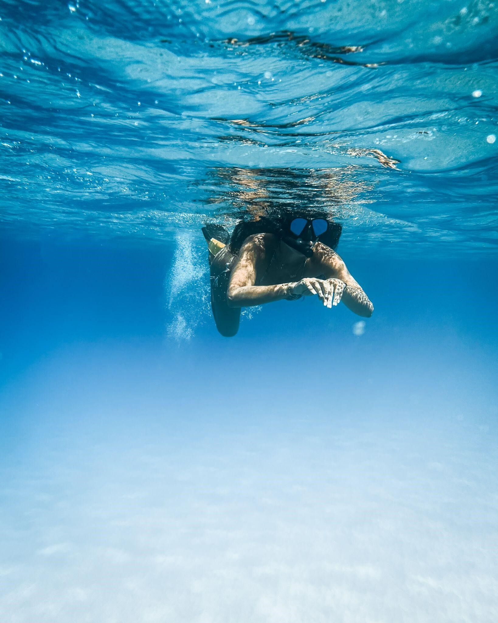 A man snorkling in the ocean