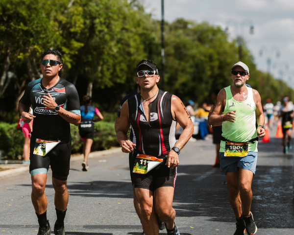 marathon runners wearing prescription sport sunglasses