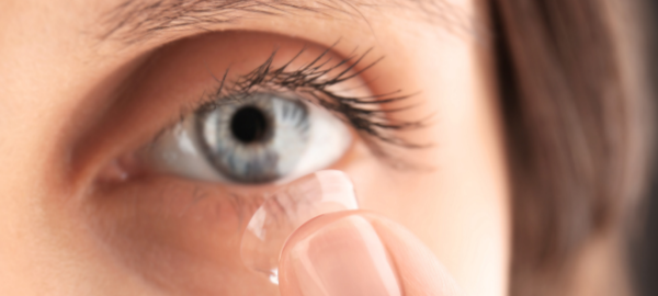 How to put contact lenses in