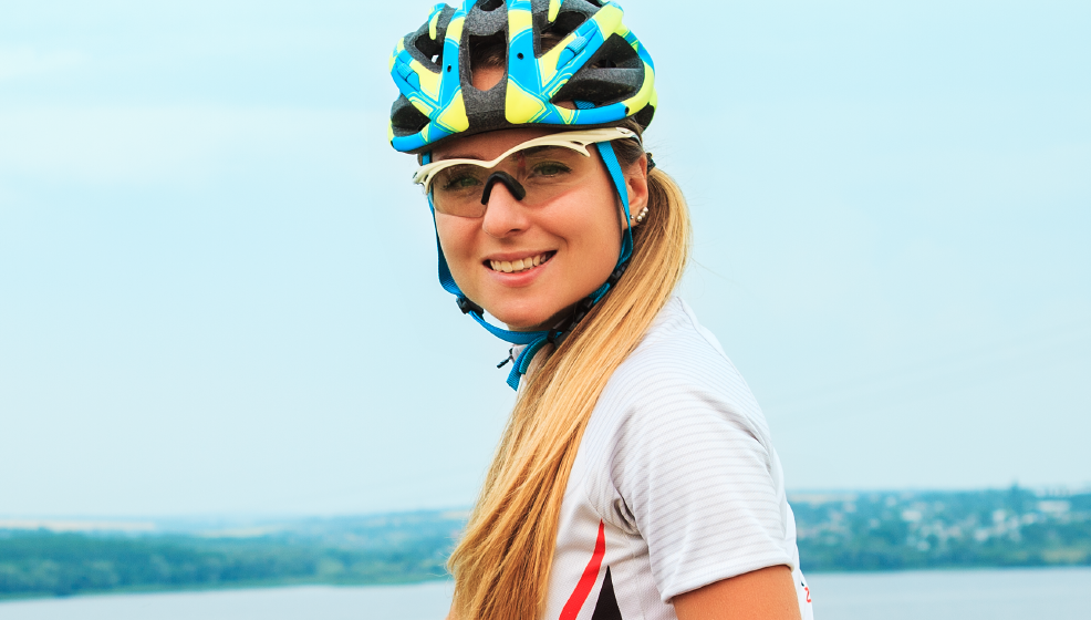 woman with sports glasses and helmet