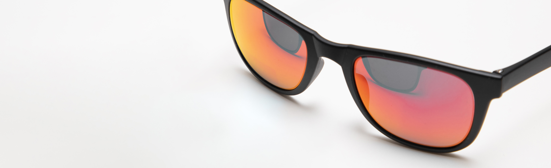 Image of a sunglasses with mirrored lenses