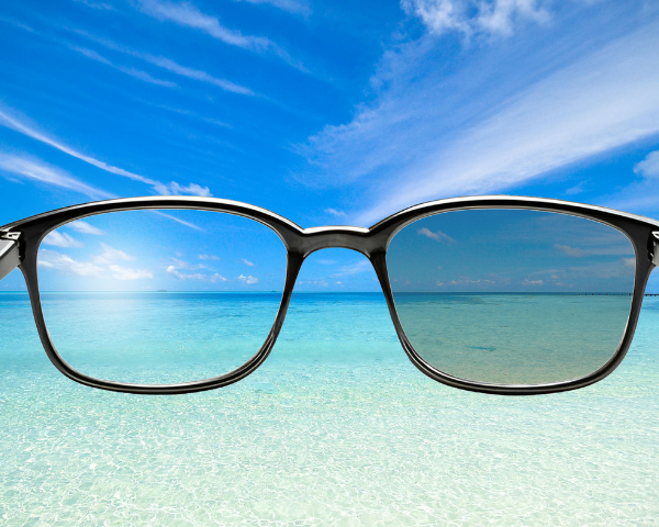 difference between polarized and non-polarized lenses looking at water surface
