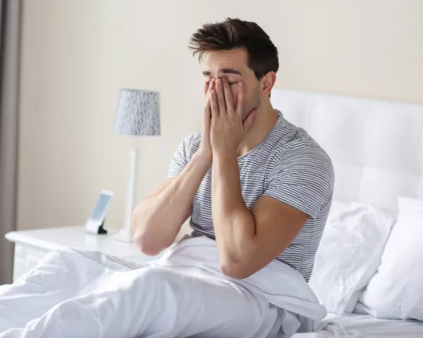 sleeping with contact lenses